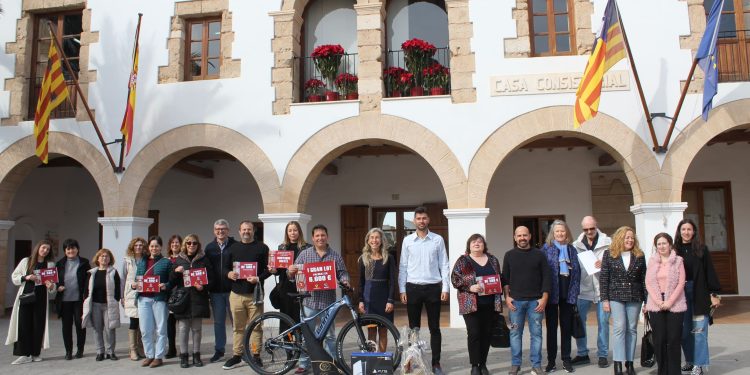 Los ganadores de la campaña tras recibir los premios. Foto: Ayuntamiento de Sant Eulària