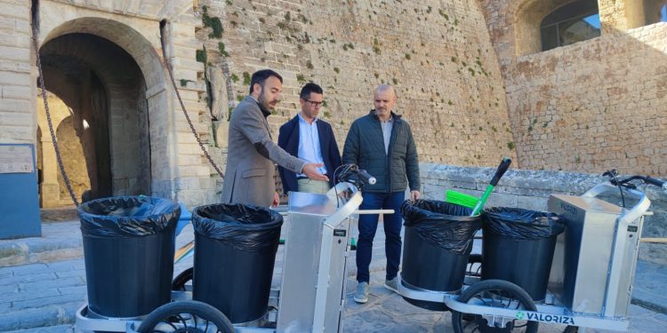 Presentación de los nuevos vehículos. Foto: Ayuntamiento de Ibiza