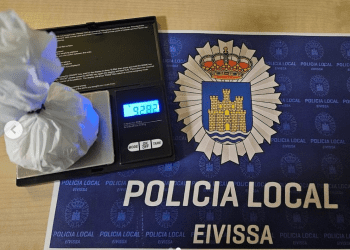Imagen de la droga incautada sobre la báscula. Foto: Policía Local d'Eivissa