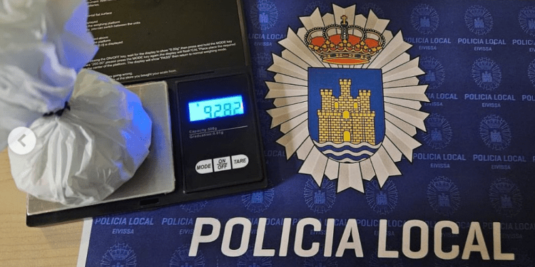 Imagen de la droga incautada sobre la báscula. Foto: Policía Local d'Eivissa