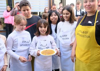 Uno de los equipos muestra el plato elaborado. Fotos: Ayuntamiento de Sant Antoni