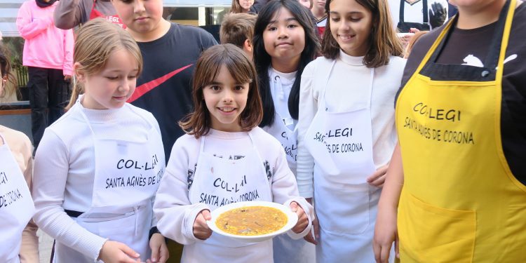 Uno de los equipos muestra el plato elaborado. Fotos: Ayuntamiento de Sant Antoni