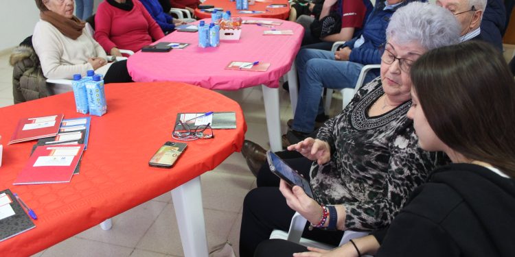 Un momento de la actividad, que ha tenido lugar en el Club de Majors de Santa Eulària. Foto: Ayuntamiento de Santa Eulària