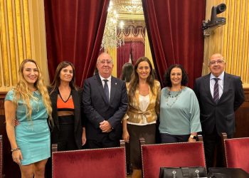 Patricia de las Heras, primera por la izquierda, y los cinco diputados de Vox que decidieron su expulsión.