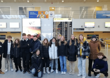 Estudiantes de Santa Eulària con algunos de los alumnos anfitriones. Foto: IES Quartó del Rei