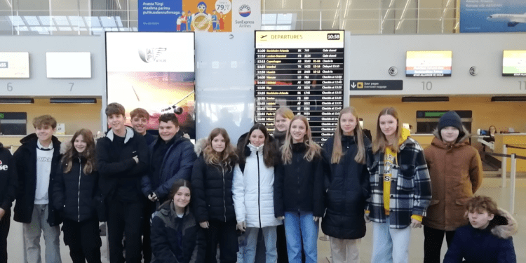 Estudiantes de Santa Eulària con algunos de los alumnos anfitriones. Foto: IES Quartó del Rei