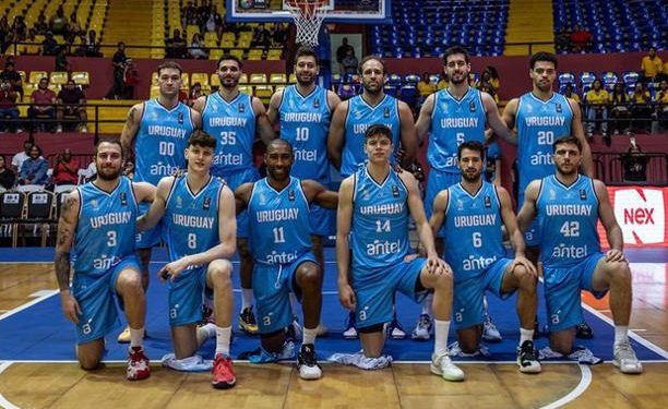 Iglesias, de pie con el dorsal número 35. Foto: FIBA Américas