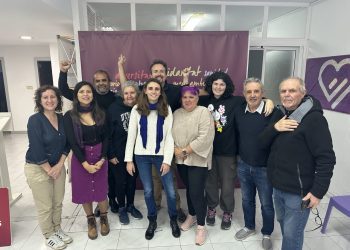 Lucía Muñoz, coordinadora de Podem Balears, en el centro, con un pañuelo azul, durante su visita a  los militantes de Eivissa.