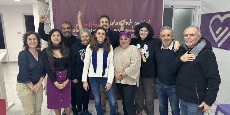 Lucía Muñoz, coordinadora de Podem Balears, en el centro, con un pañuelo azul, durante su visita a los militantes de Eivissa.