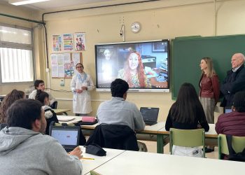 Imagen de una charla en un centro educativo del archipiélago. Foto: Govern balear