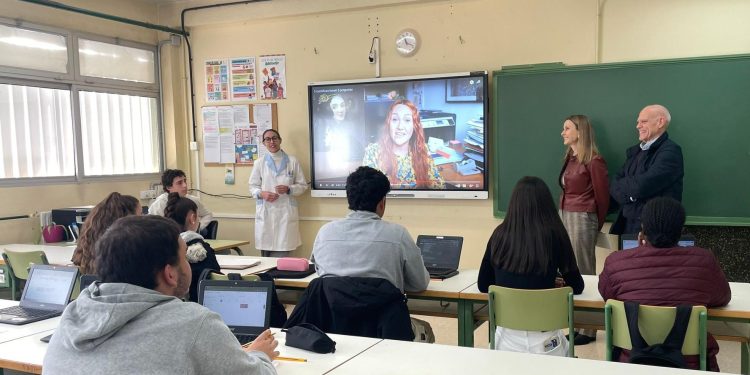 Imagen de una charla en un centro educativo del archipiélago. Foto: Govern balear
