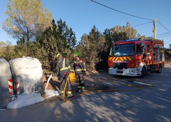 Los bomberos aseguran la intervención con espuma. Foto: Consell Insular de Formentera
