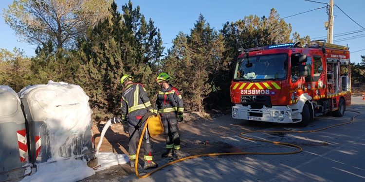 Los bomberos aseguran la intervención con espuma. Foto: Consell Insular de Formentera