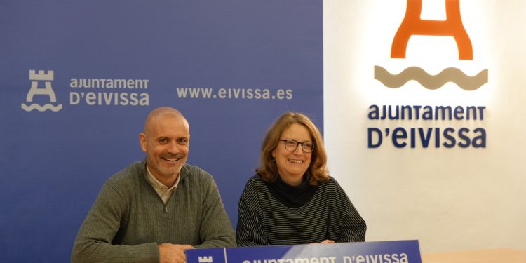 El concejal Jordi Grivé y la técnico Barbara Pohlkotte, en la presentación de los cambios de la ordenanza. Foto: Ayuntamiento de Ibiza