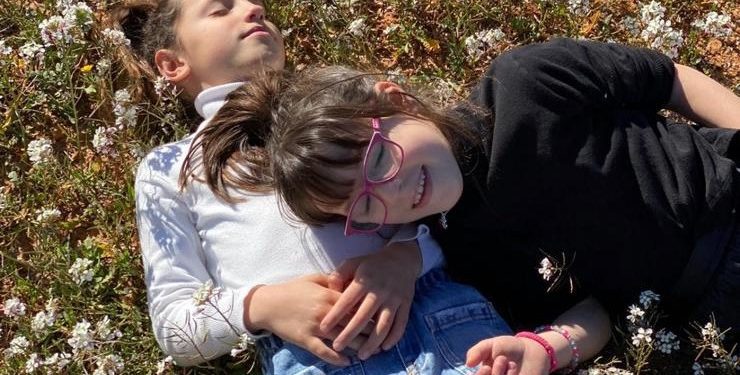Lola y su hermana melliza. Fotografías cedidas por la familia.