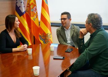 La consellera de Vivienda, Marta Vidal, el alcalde de Ibiza, Rafael Triguero, y el concejal de Urbanismo, Juan Flores. Foto: Govern balear