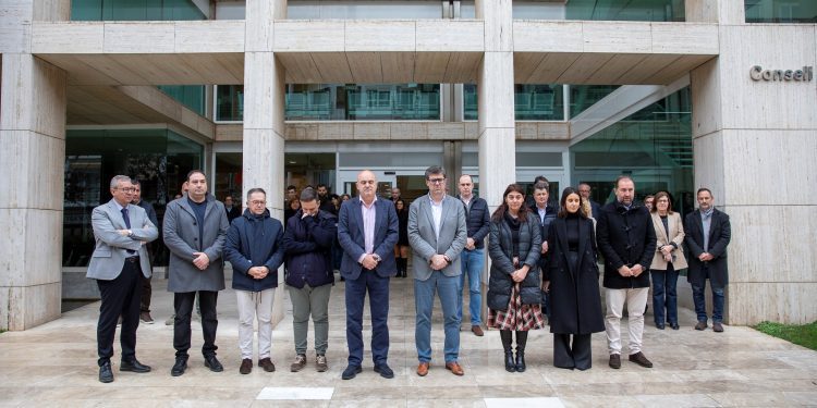 Minuto de silencio en el Consell de Ibiza. Foto: Consell de Ibiza