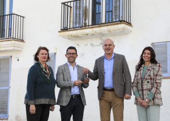 De izquierda a derecha, Carmen Domínguez, Rafael Triguero, Vicent Marí y Sara Ramon frente al futuro Museu de la Mar i la Pesca.