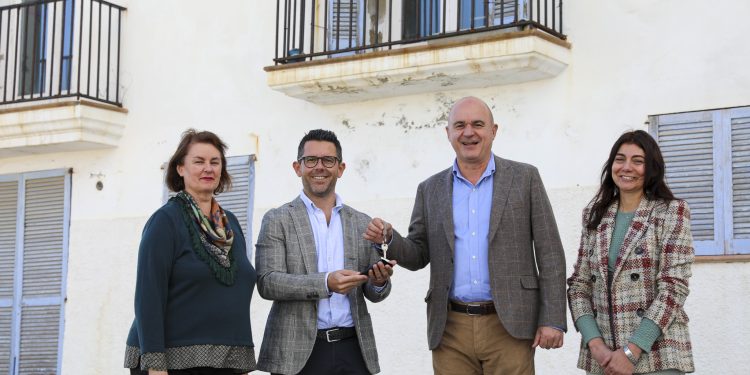 De izquierda a derecha, Carmen Domínguez, Rafael Triguero, Vicent Marí y Sara Ramon frente al futuro Museu de la Mar i la Pesca.