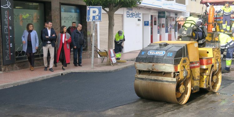 Visita a las obras en la calle Soledad. Foto: Ayuntamiento de Sant Antoni