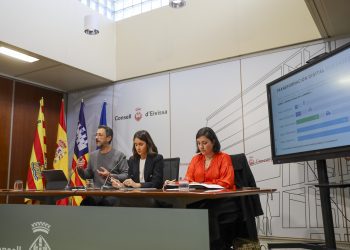 Urioste, Fajarnés y Marí, durante la presentación del informe. Foto: Consell de Ibiza