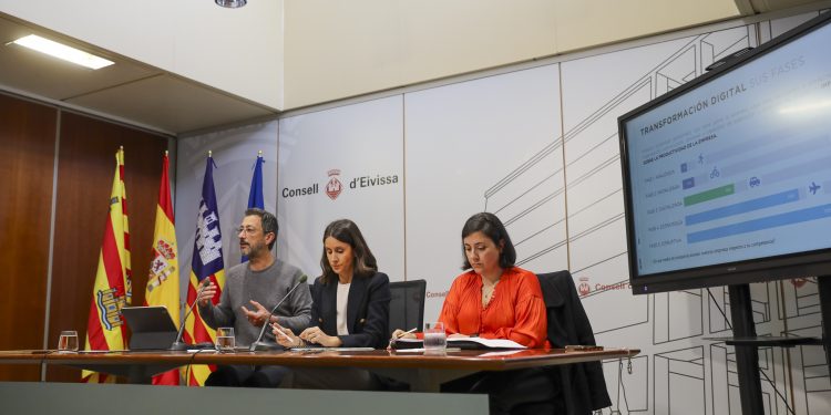 Urioste, Fajarnés y Marí, durante la presentación del informe. Foto: Consell de Ibiza