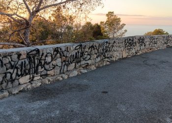 Imágenes de las pintadas. Fotos: Ayuntamiento de Santa Eulària