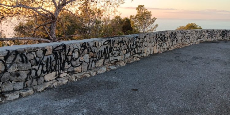 Imágenes de las pintadas. Fotos: Ayuntamiento de Santa Eulària
