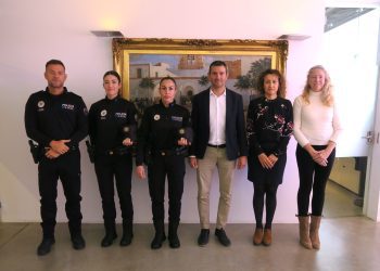 Toma de posesión de las dos nuevas agentes. Foto: Ayuntamiento de Sant Josep