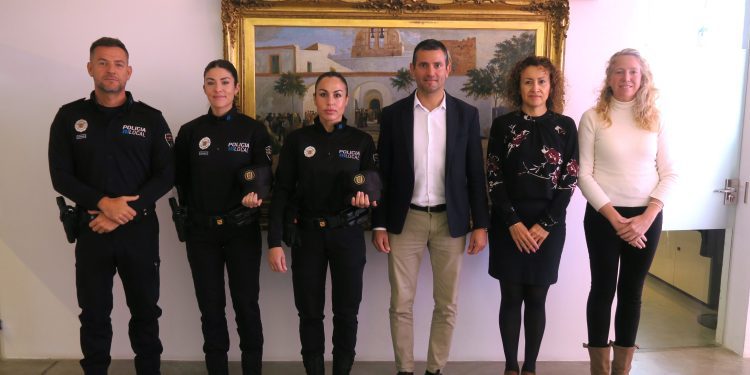Toma de posesión de las dos nuevas agentes. Foto: Ayuntamiento de Sant Josep