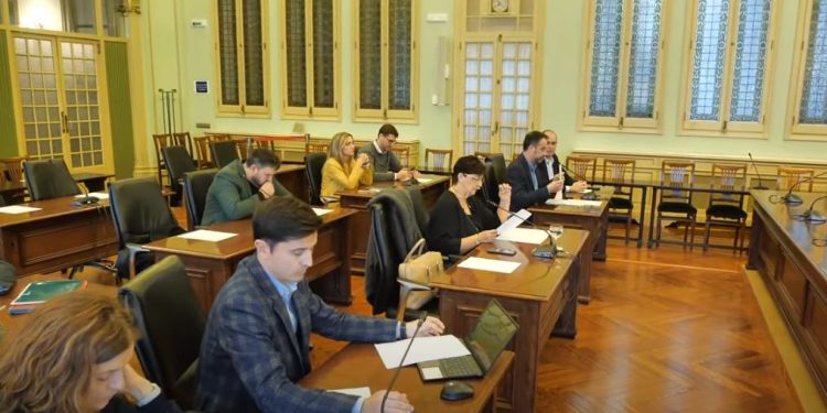 Sesión de la Comisión de Turismo, Comercio, Trabajo, Cultura y Deportes, durante la cual se ha aprobado la proposición no de ley. Foto: Parlament balear