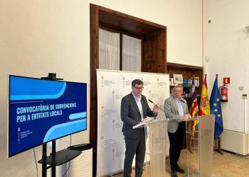 El conseller de Turismo, Jaume Bauzà, acompañado del director general de Turismo, Josep Aloy, ha informado del resultado provisional de la convocatoria. Foto: Govern balear