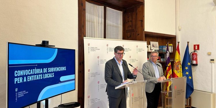 El conseller de Turismo, Jaume Bauzà, acompañado del director general de Turismo, Josep Aloy, ha informado del resultado provisional de la convocatoria. Foto: Govern balear