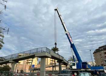 La grúa sujeta la parte de la estructura que se ha desplazado para colocarla. Fotos: Noudiari
