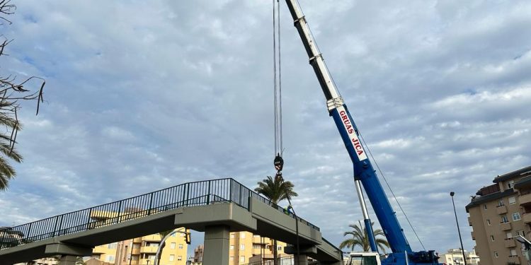 La grúa sujeta la parte de la estructura que se ha desplazado para colocarla. Fotos: Noudiari