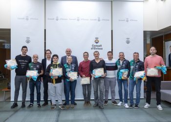 Los deportistas homenajeados junto a Marí, Llosa y Bonet. Foto: Consell de Ibiza