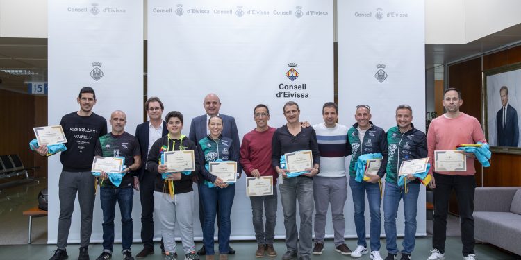 Los deportistas homenajeados junto a Marí, Llosa y Bonet. Foto: Consell de Ibiza