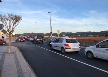 Vehículos en la zona de Cala de Bou. Foto: Noudiari