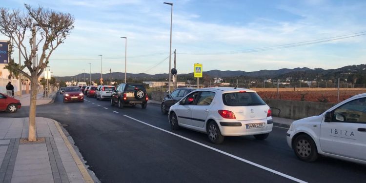 Vehículos en la zona de Cala de Bou. Foto: Noudiari