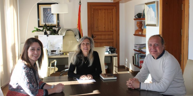 De izquierda a derecha, Milena Herrera. Carmen Ferrer y Juanjo Ferrer, en una reunión mantenida en la sede del Ayuntamiento de Santa Eulària.