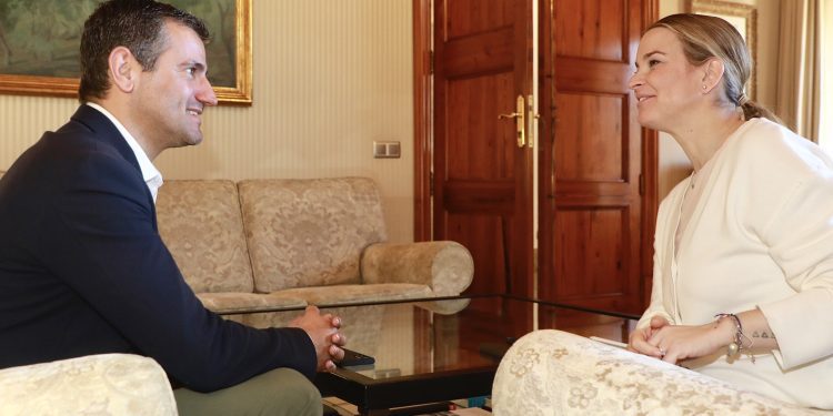 Encuentro entre Marga Prohens y Marcos Serra. Foto: Ayuntamiento de Sant Antoni