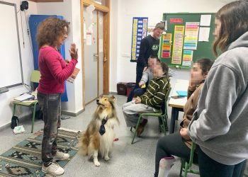 Quicky y Norma Savatarelli explican una de las actividades. Fotos facilitadas por Norma Savatarellli.