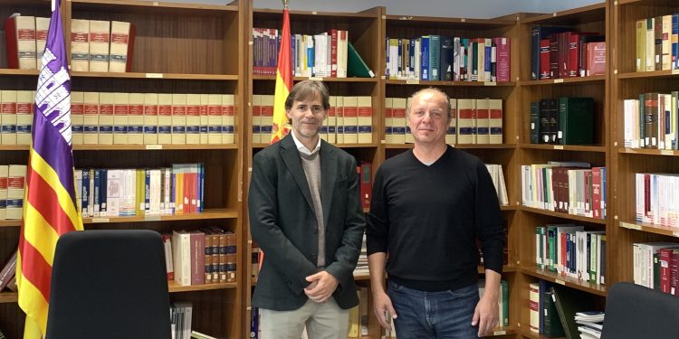 Encuentro entre el juez decano, Sergio González, y el senador Juanjo Ferrer. Foto: Eivissa i Formentera al Senat