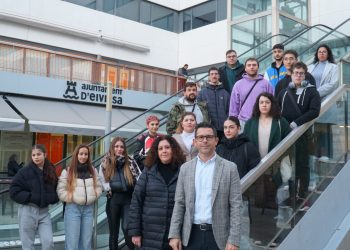 Els joves contractats, amb l'alcalde i la regidora de Recursos Humans. Foto: Ajuntament d'Eivissa