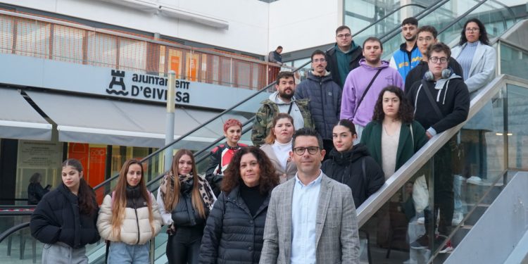 Els joves contractats, amb l'alcalde i la regidora de Recursos Humans. Foto: Ajuntament d'Eivissa