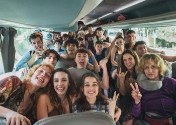 Yolanda Ramos, a la derecha de la imagen, rodeada de los y las estudiantes con los que vivirá las peripecias de este 'Viaje de fin de curso' de Amazon Prime.