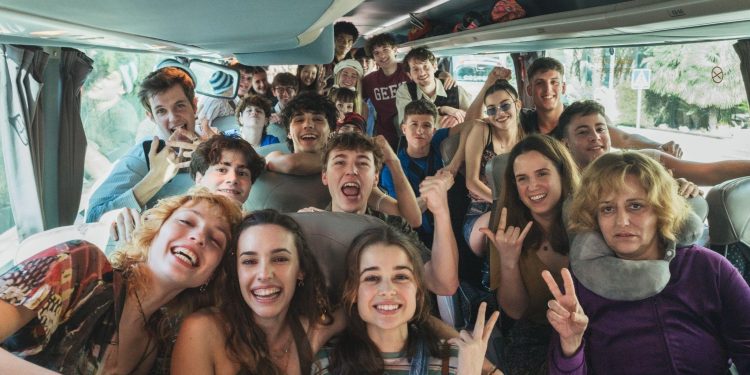 Yolanda Ramos, a la derecha de la imagen, rodeada de los y las estudiantes con los que vivirá las peripecias de este 'Viaje de fin de curso' de Amazon Prime.