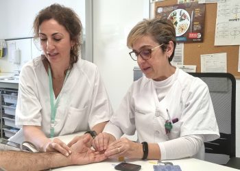 Las enfermeras Tatiana Herrero e Isidora Ordóñez del Centro de Salud Can Misses hacen pruebas a un paciente. FOTO: Área de Salud
