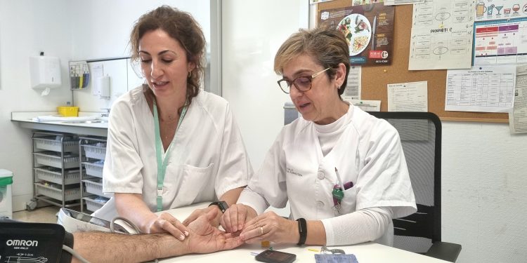 Las enfermeras Tatiana Herrero e Isidora Ordóñez del Centro de Salud Can Misses hacen pruebas a un paciente. FOTO: Área de Salud