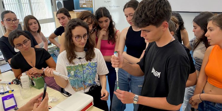 Uno de los talleres impartidos dentro del programa. Imagen FCRI